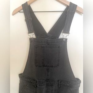 skinny black overalls 📞👷‍♀️🔨